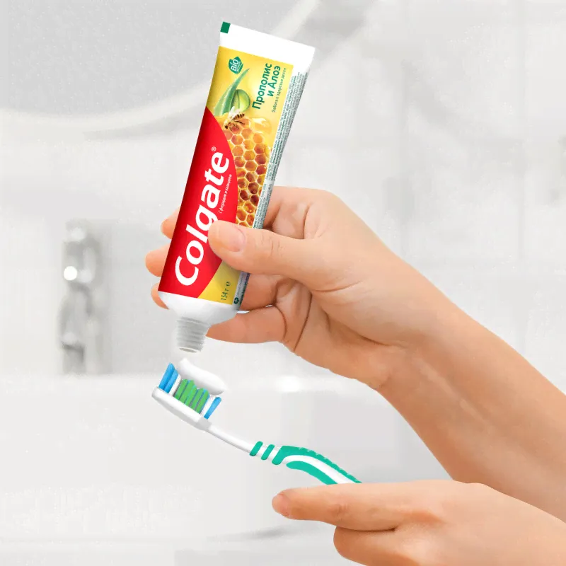 Зубная паста Colgate Прополис отбеливающая для отбеливания зубов и сохранения здоровья десен, 100мл