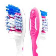 Зубная щетка Colgate White Plus отбеливающая жесткая, промоупаковка 1+1